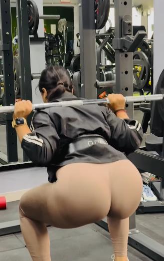 Žena u teretani nosi helanke u boji kože koje izgledaju kao da nema pantalone (3).png