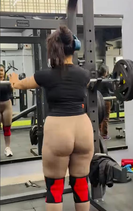 Žena u teretani nosi helanke u boji kože koje izgledaju kao da nema pantalone (6).png