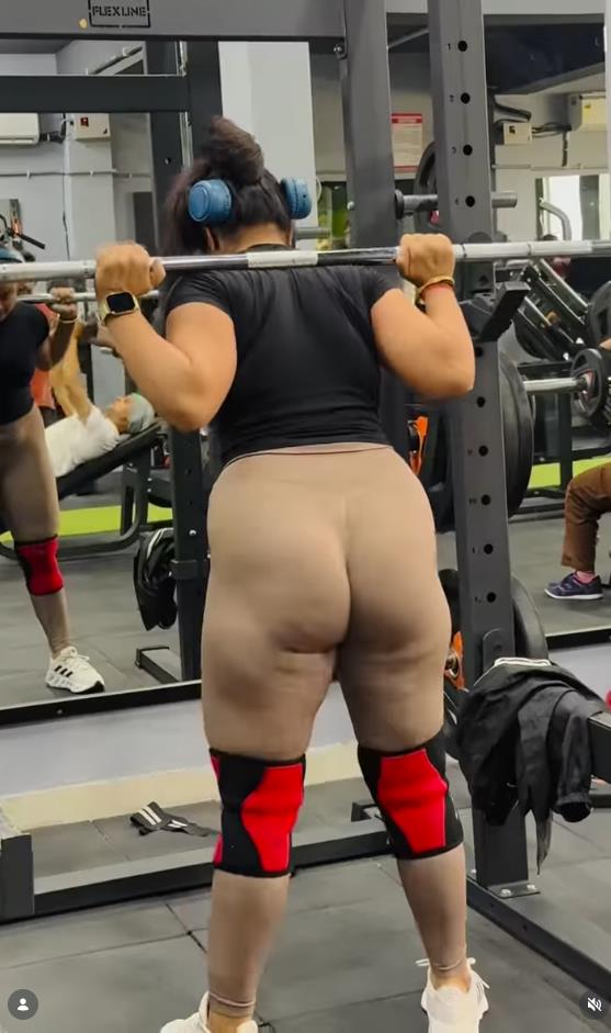 Žena u teretani nosi helanke u boji kože koje izgledaju kao da nema pantalone (7).png