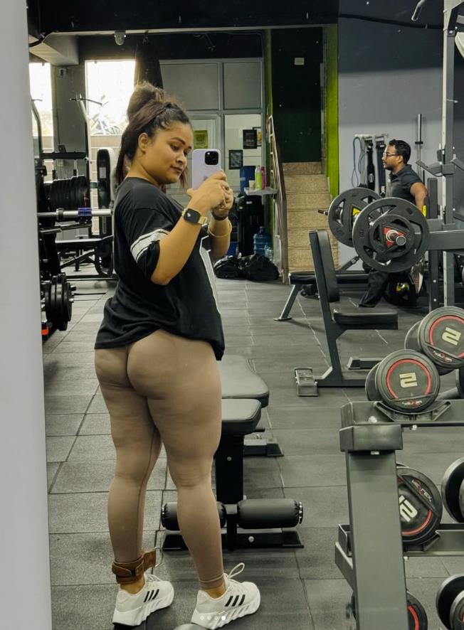 Žena u teretani nosi helanke u boji kože koje izgledaju kao da nema pantalone (8).png