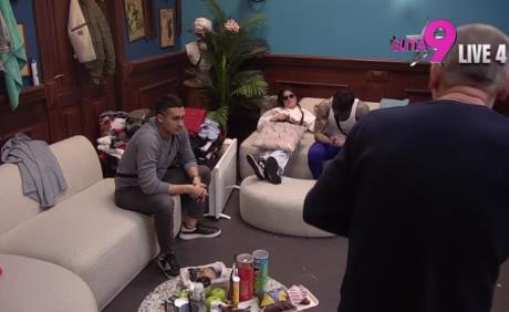 "SRAM TE BILO, BOLESNIKU" Lepi Mića na ivici nervnog sloma zbog cimera, očitao mu lekciju: Uhvatio si je pijanu, tužiće te!