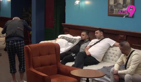 "SRAM TE BILO, BOLESNIKU" Lepi Mića na ivici nervnog sloma zbog cimera, očitao mu lekciju: Uhvatio si je pijanu, tužiće te!