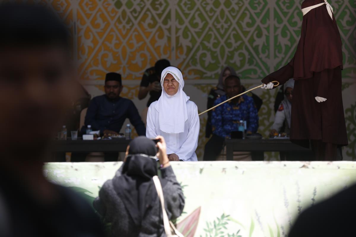 bekam05 EPA Hotli Simanjuntak.jpg