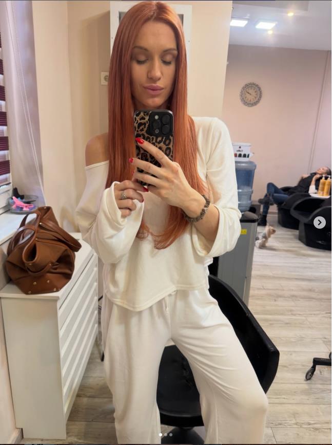 Anja Mit se ofarbala u crveno