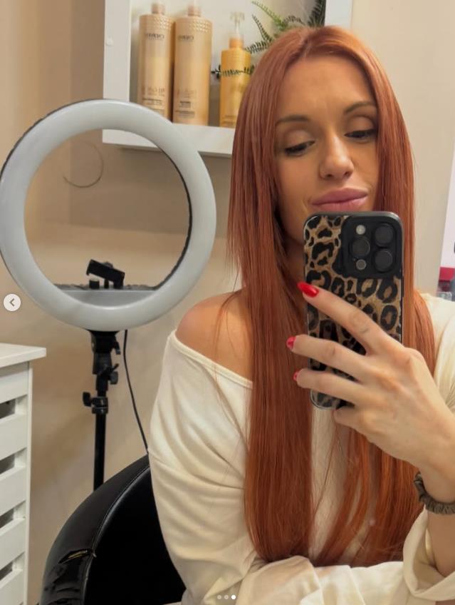 Anja Mit se ofarbala u crveno