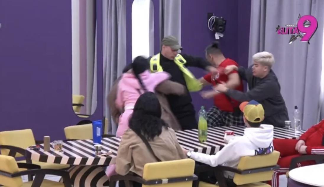 MATORA GAĐALA, PLJUVALA PA SKOČILA NA BORU, DEBELO KAŽNJENA! Izgubila sve živce, obezbeđenje odmah reagovalo