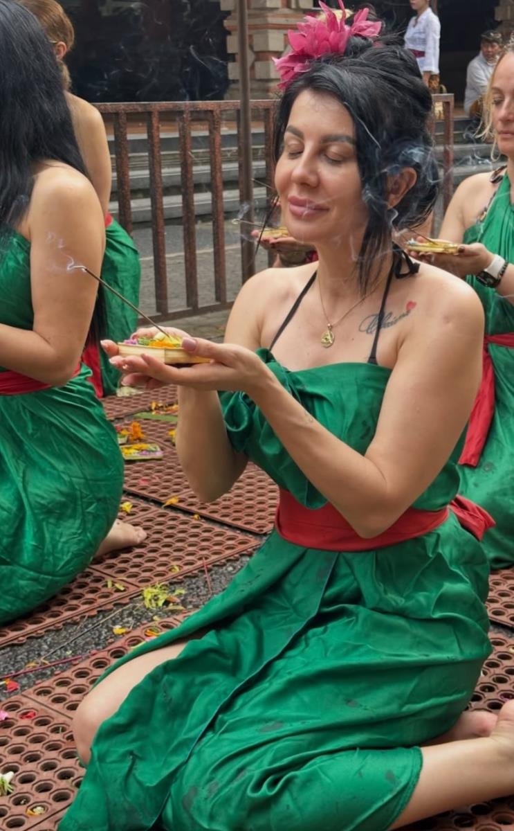 (FOTO) PEVAČICE OTIŠLE NA BALI DA OČISTE DUŠU: Polivaju ih vodom, kleče, ispijaju posebna pića i prisustvuju  ceremonijama: Ovo su detalji posebnog putovanja