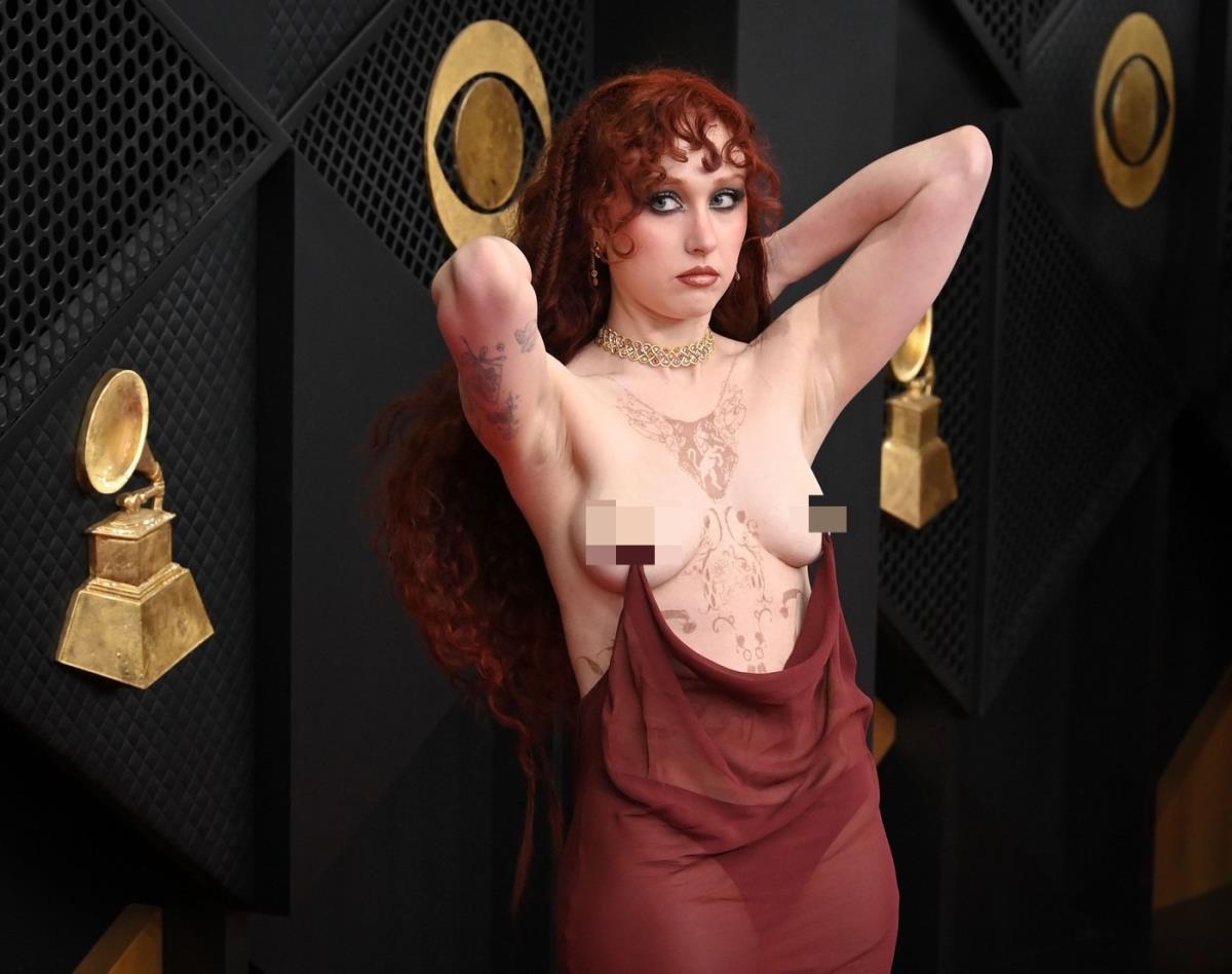 Čapel Roun na crvenom tepihu Gremi nagrada u provokativnoj haljini