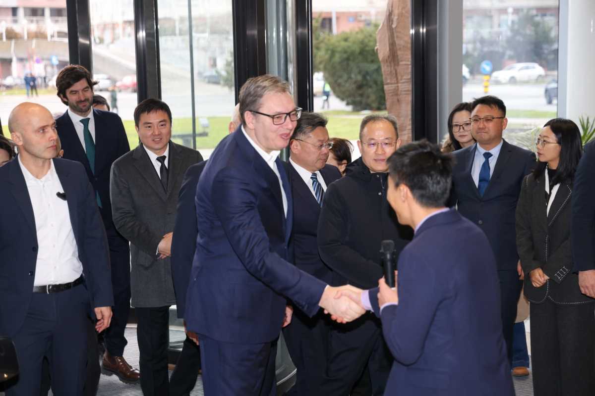 Aleksandar Vučić Agibot robot (16).jpeg