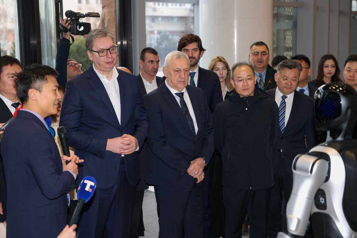 Aleksandar Vučić Agibot robot (14).jpeg