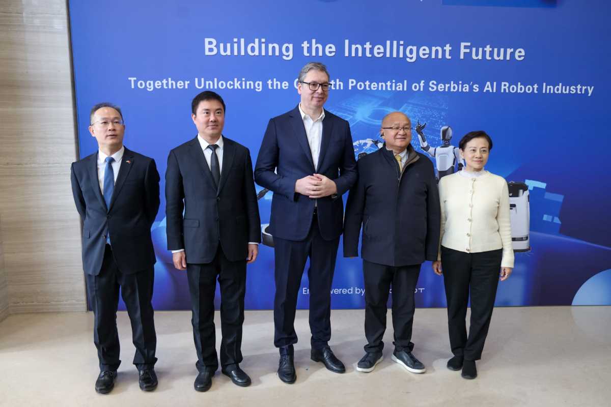 Aleksandar Vučić Agibot robot (12).jpeg
