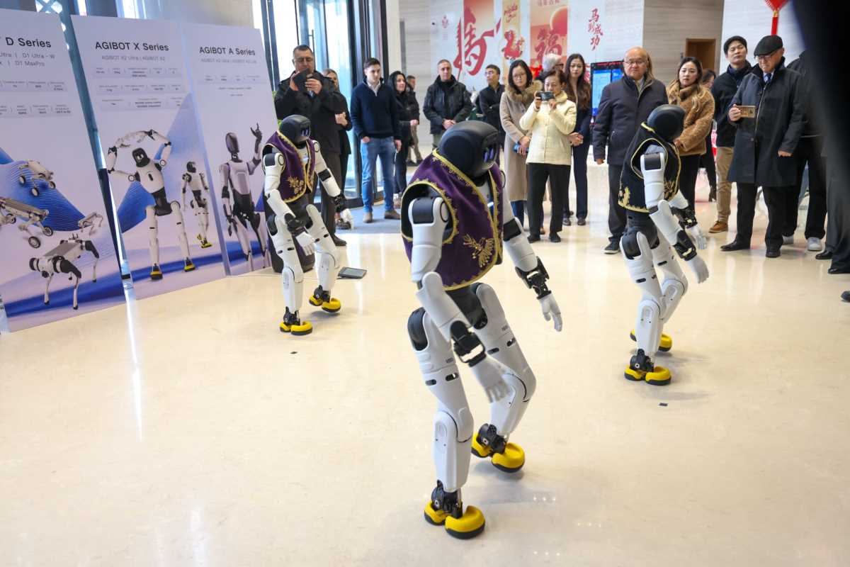 Aleksandar Vučić Agibot robot (11).jpeg