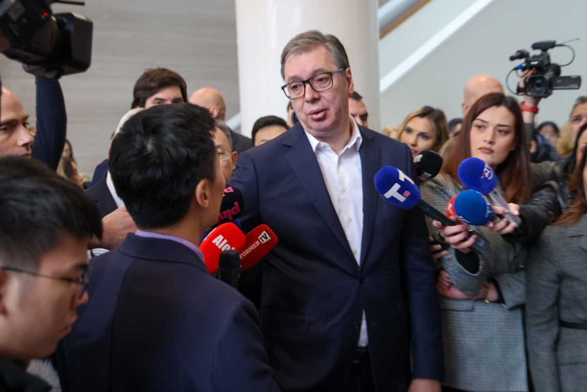 Aleksandar Vučić Agibot robot (10).jpeg