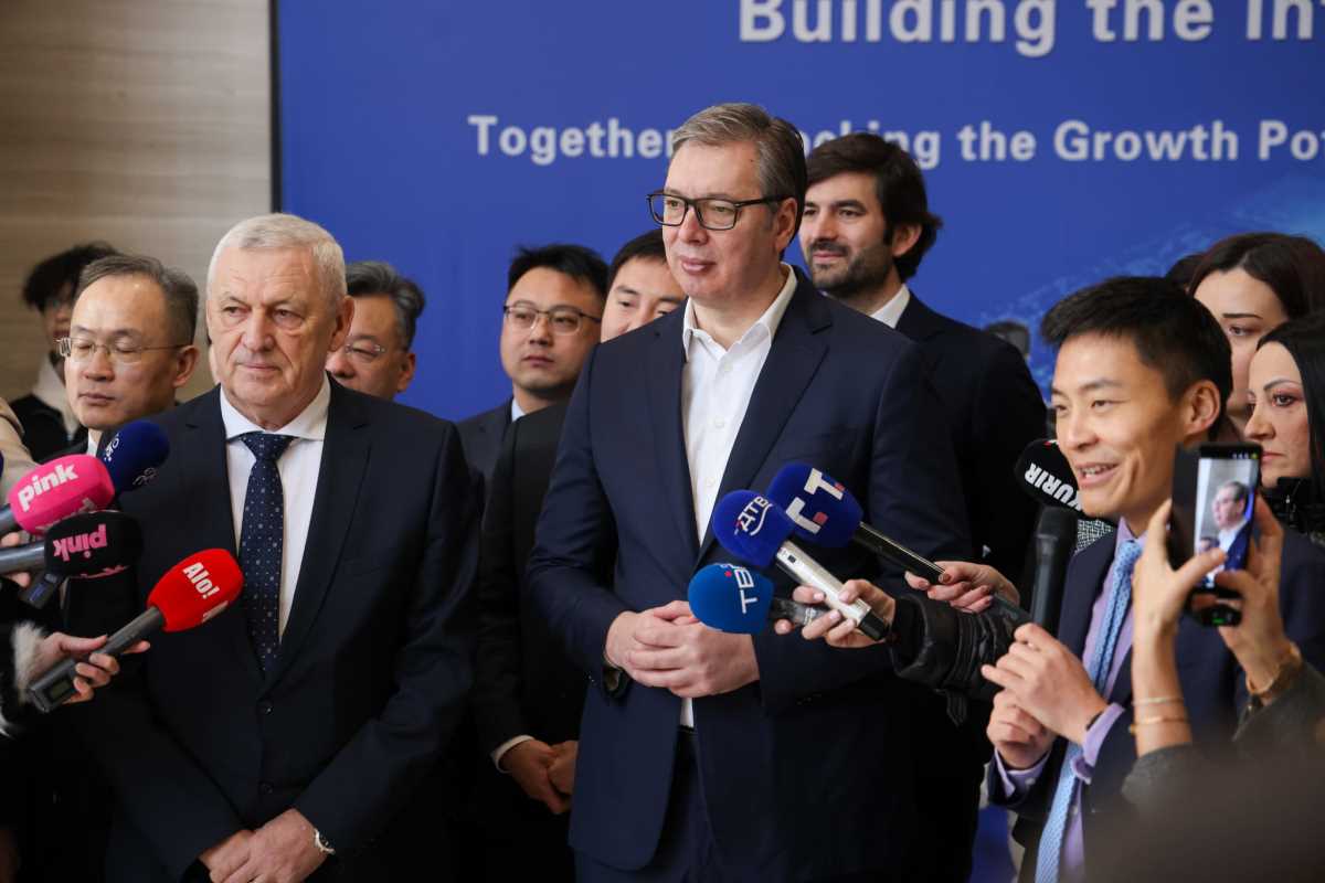 Aleksandar Vučić Agibot robot (8).jpeg