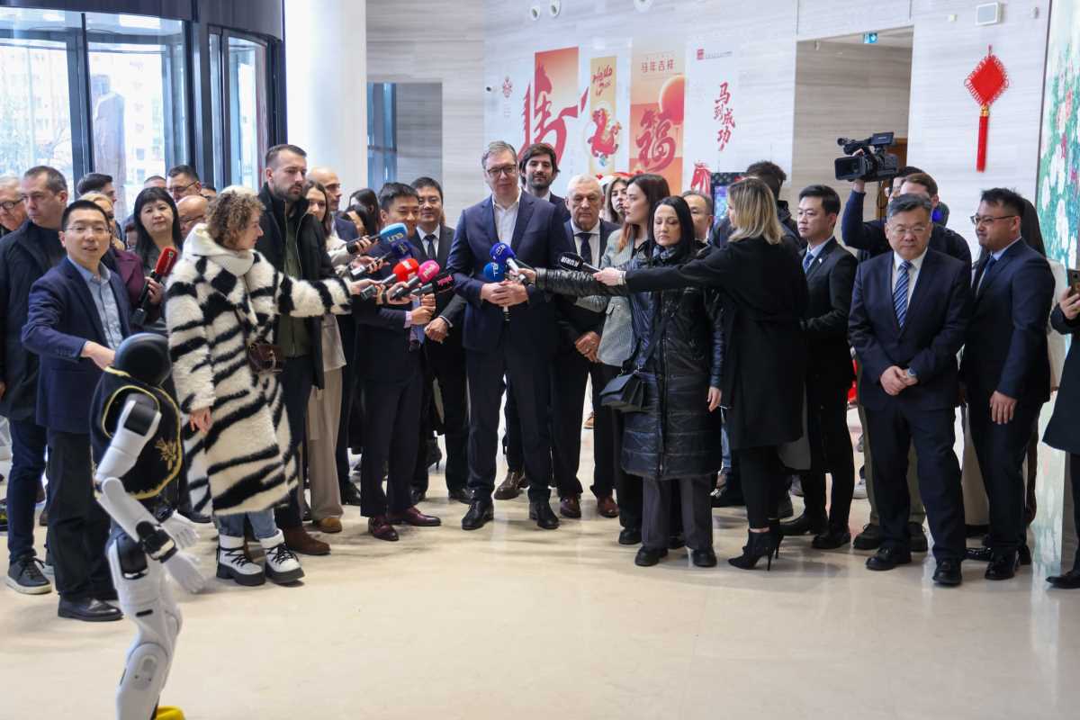 Aleksandar Vučić Agibot robot (5).jpeg