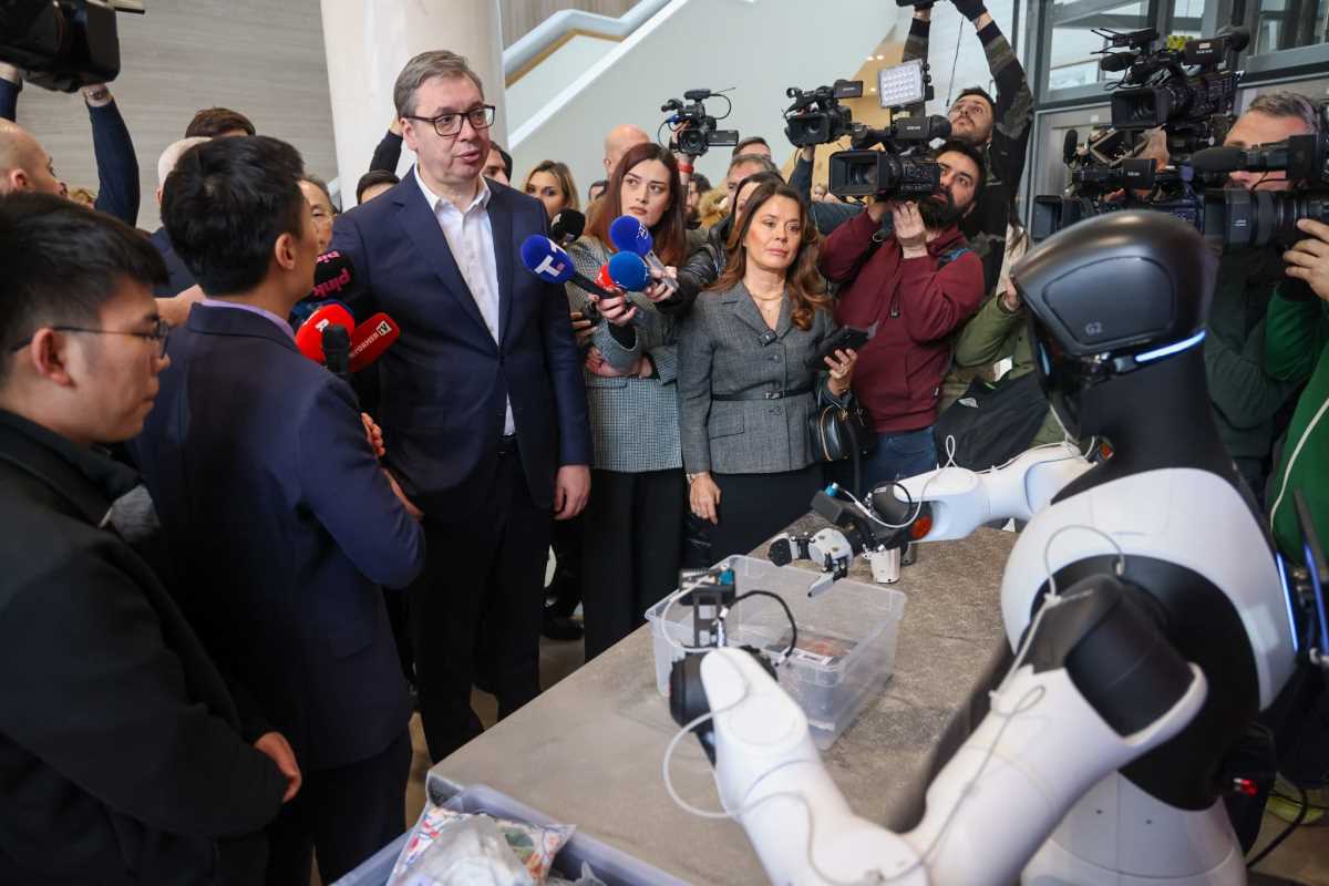 Aleksandar Vučić Agibot robot (4).jpeg