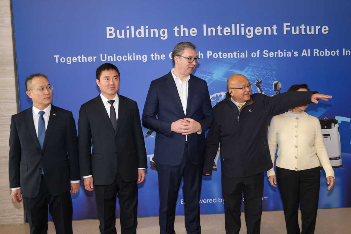 Aleksandar Vučić Agibot robot (3).jpeg
