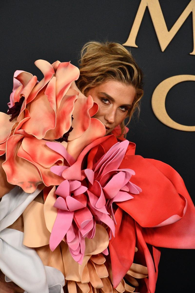 Keša na dodeli Gremi nagrada 2026. u goloj haljini prekrivenoj cvećem