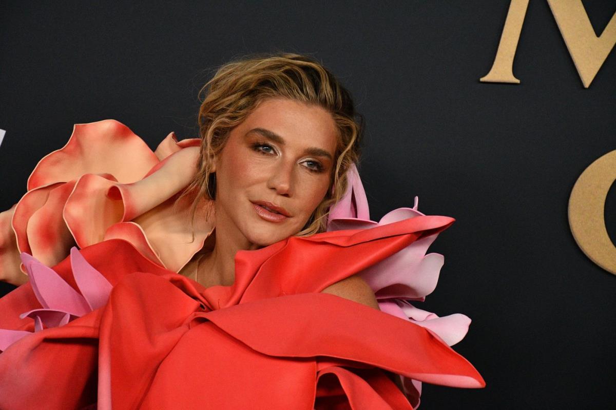 Keša na dodeli Gremi nagrada 2026. u goloj haljini prekrivenoj cvećem