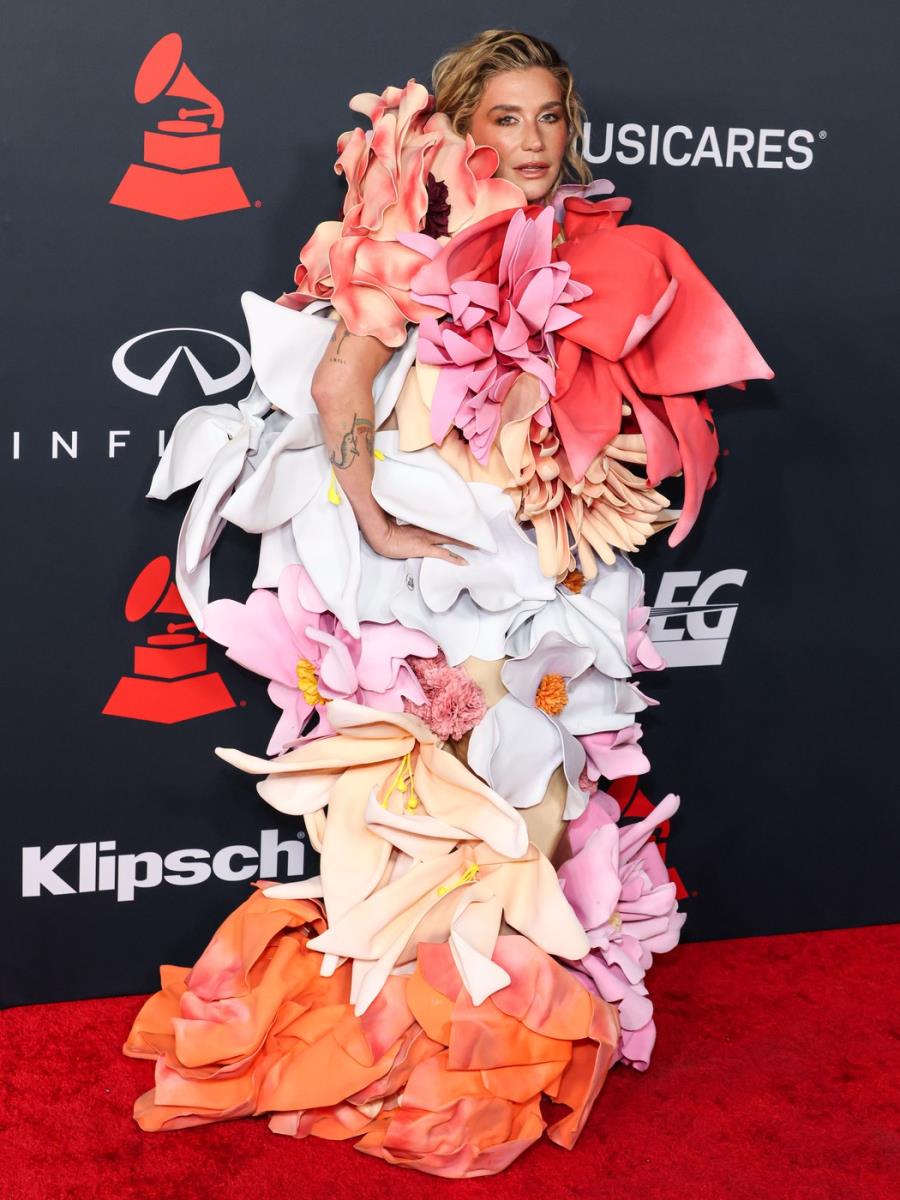 Keša na dodeli Gremi nagrada 2026. u goloj haljini prekrivenoj cvećem