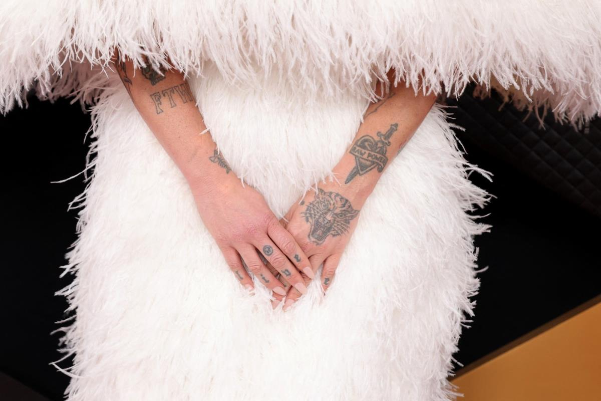 Keša na dodeli Gremi nagrada 2026. u beloj, pahuljastoj beloj haljini, bosa