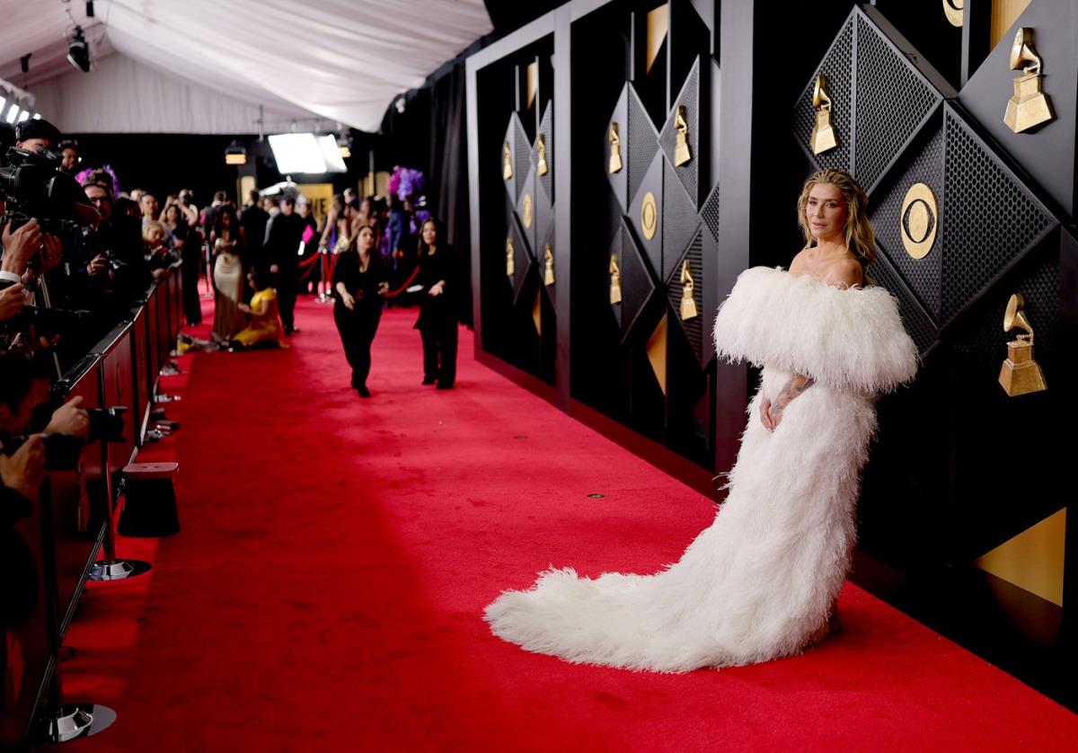 Keša na dodeli Gremi nagrada 2026. u beloj, pahuljastoj beloj haljini, bosa