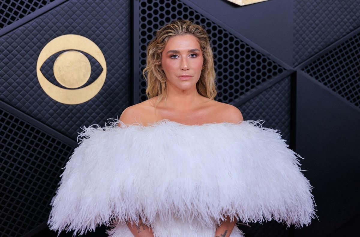 Keša na dodeli Gremi nagrada 2026. u beloj, pahuljastoj beloj haljini, bosa