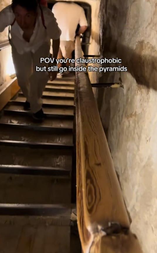 Turisti istražuju unutrašnjost Velike piramide u Gizi, uski hodnici i strme stepenice (1).jpg