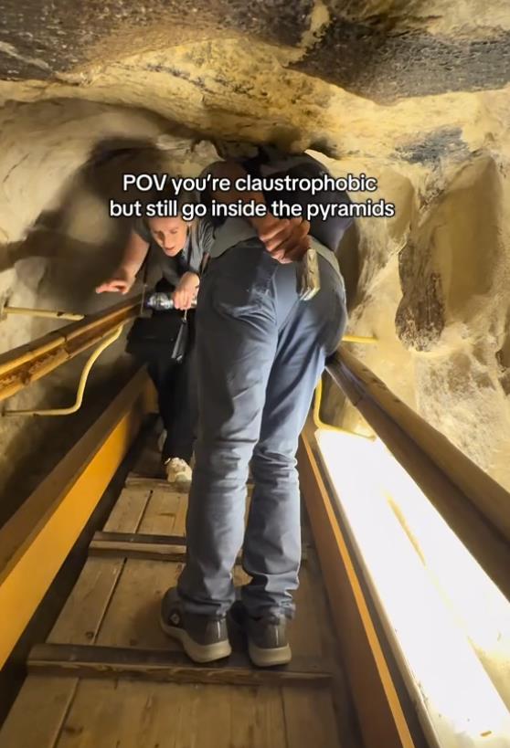 Turisti istražuju unutrašnjost Velike piramide u Gizi, uski hodnici i strme stepenice (3).png