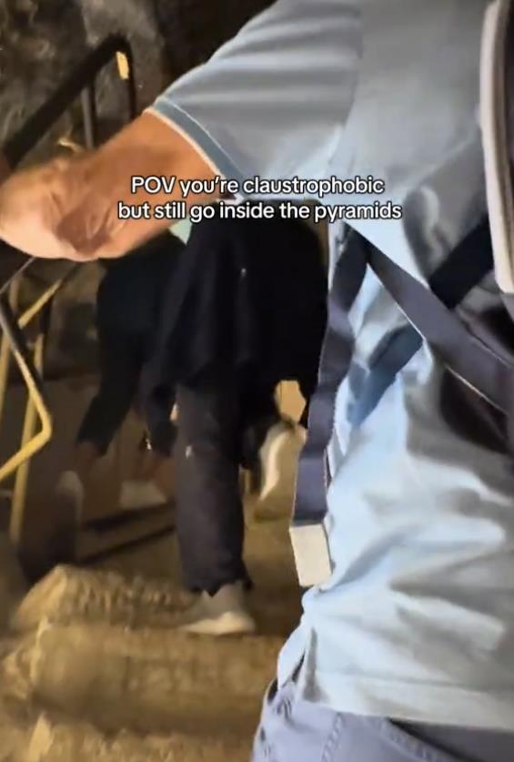 Turisti istražuju unutrašnjost Velike piramide u Gizi, uski hodnici i strme stepenice (4).png