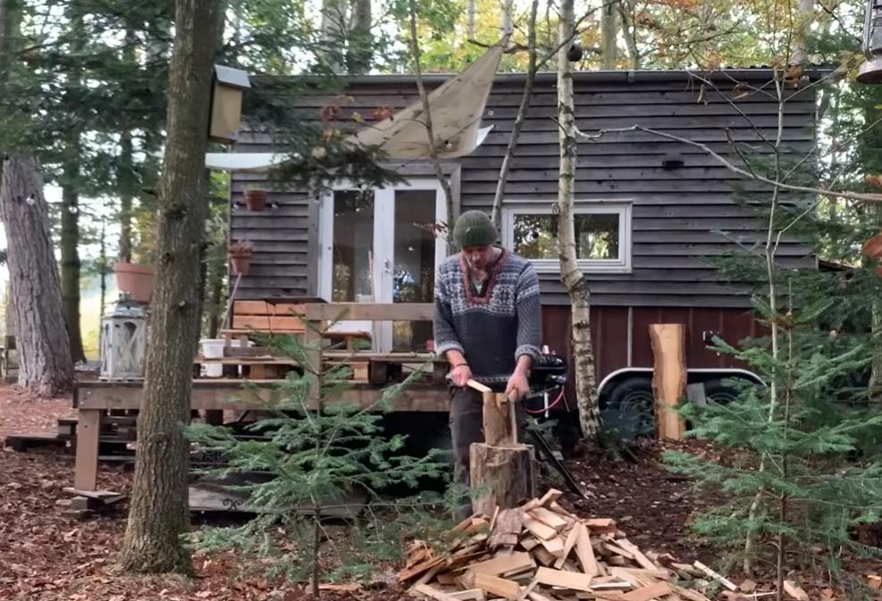 Andres Bojzen cepa drva u šumi.jpg