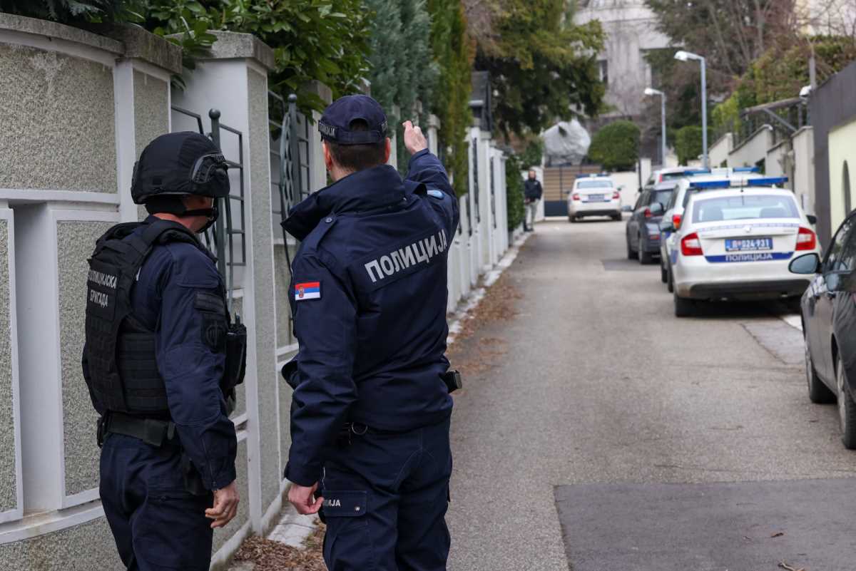 Zdravko Čolić bačena bomda vila Dedinje (5).jpeg