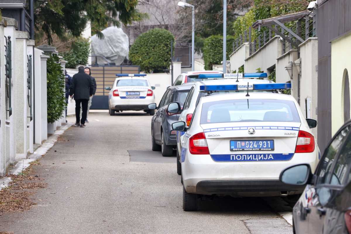 Zdravko Čolić bačena bomda vila Dedinje (4).jpeg