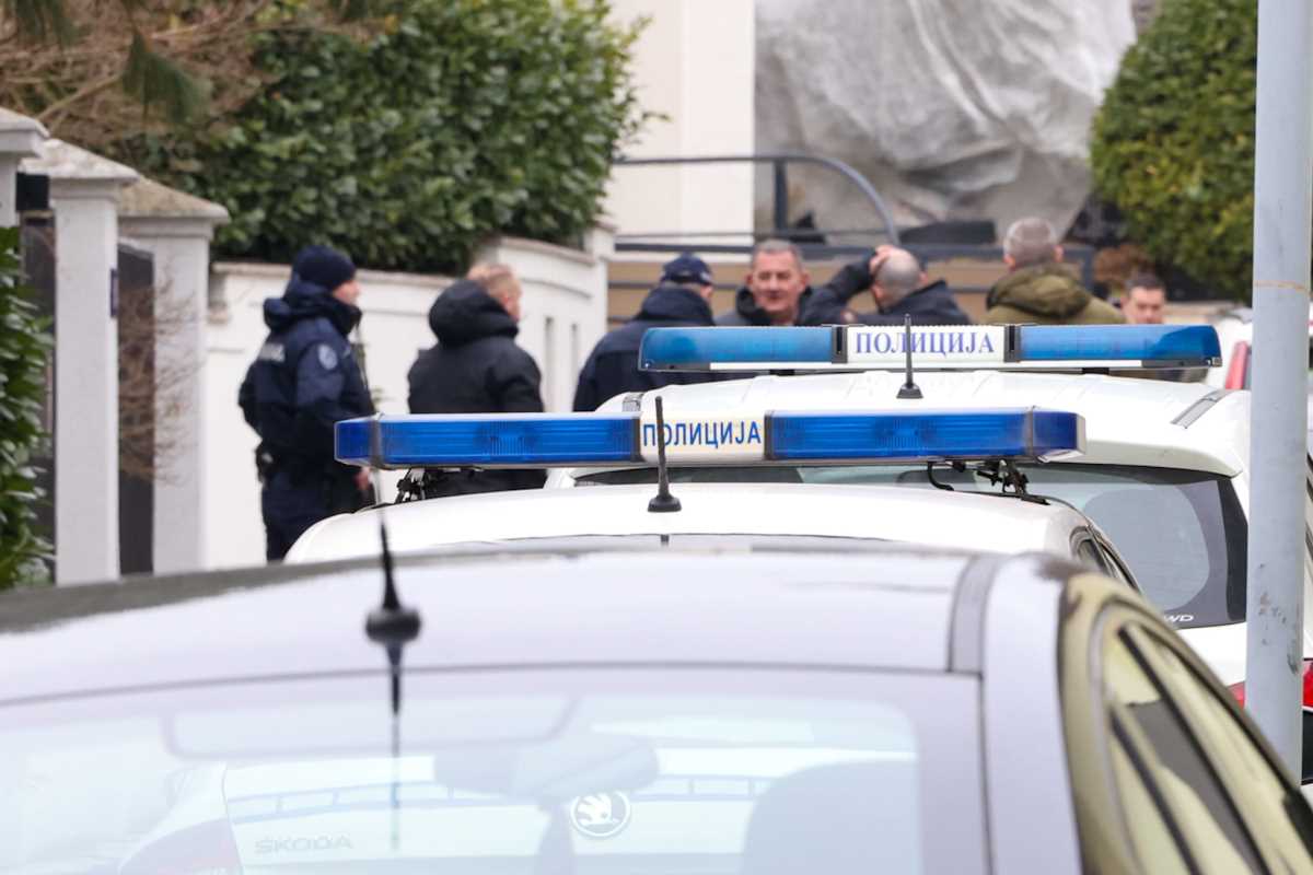 Zdravko Čolić bačena bomda vila Dedinje (3).jpeg