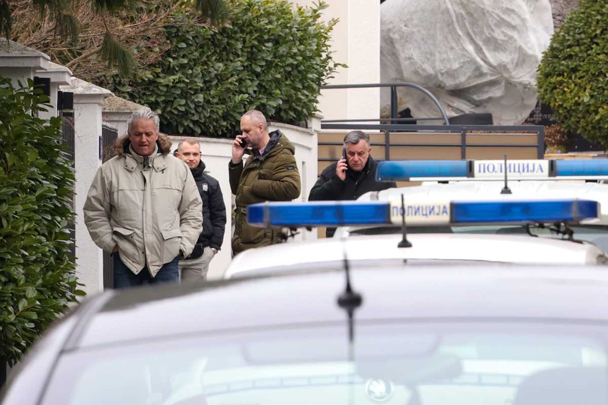 Zdravko Čolić bačena bomda vila Dedinje (2).jpeg