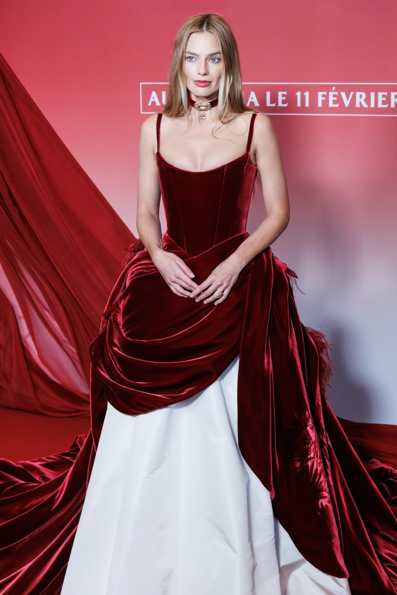 Margo Robi u specijalno dizajniranoj plišanoj haljini modne kuće Šanel, koju je potpisao Matje Blezi