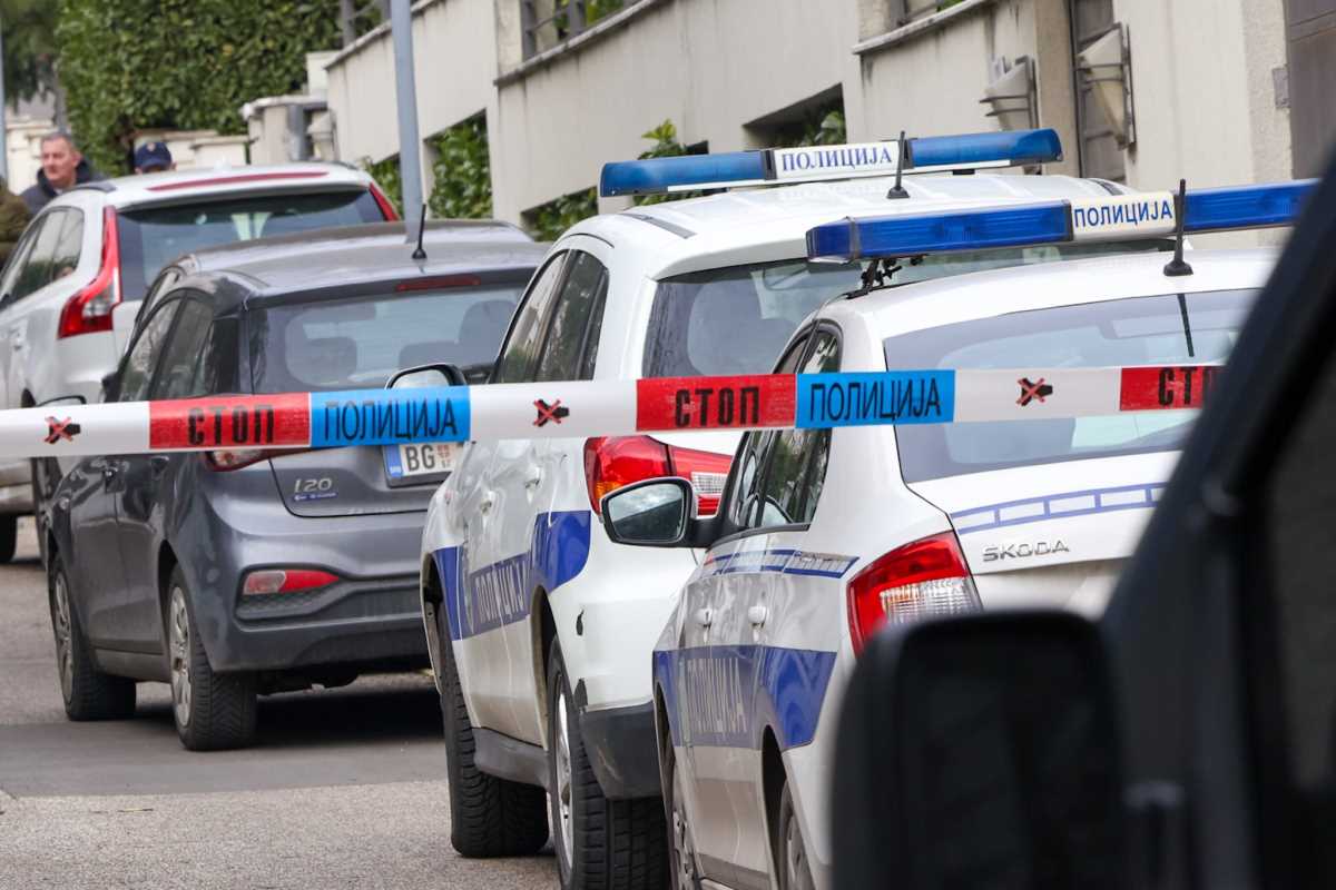 Zdravko Čolić bačena bomda vila Dedinje (2).jpeg