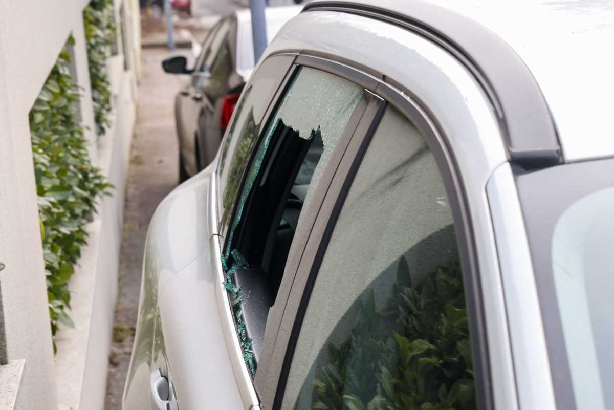 Zdravko Čolić bačena bomba vila Dedinje (14).jpeg