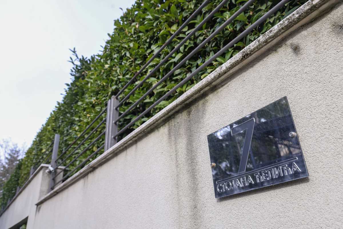 Zdravko Čolić bačena bomba vila Dedinje (9).jpeg