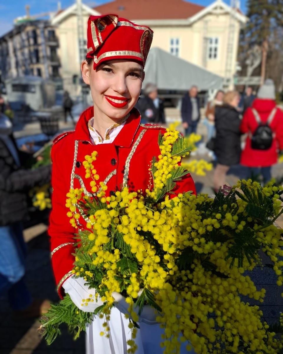 mažoretka Iva Konjević.jpeg