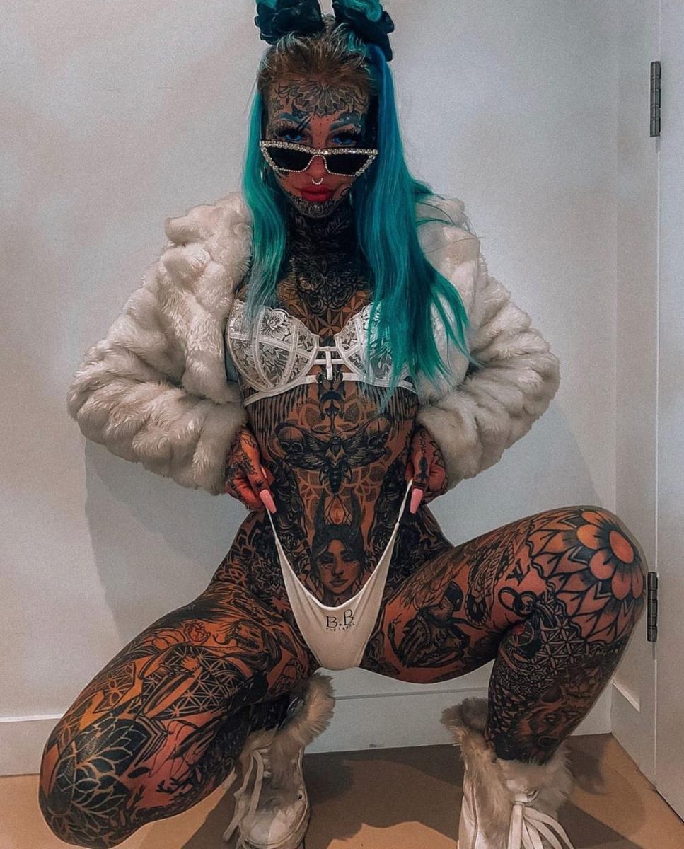 Amber Luk  sa preko 600 tetovaža i modifikacija