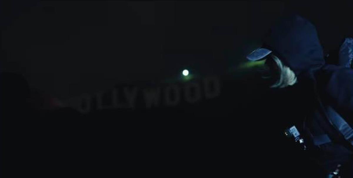 Sidni Svini ispred znaka Holivuda dok promoviše svoj brend donjeg veša SYRN