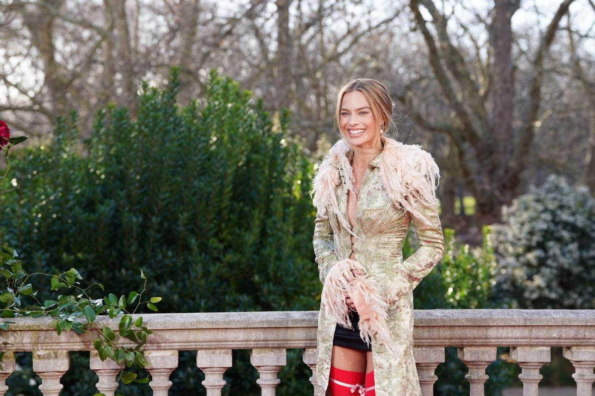 Margo Robi u arhivskom Dioru Džona Galijana na promociji filma u Londonu