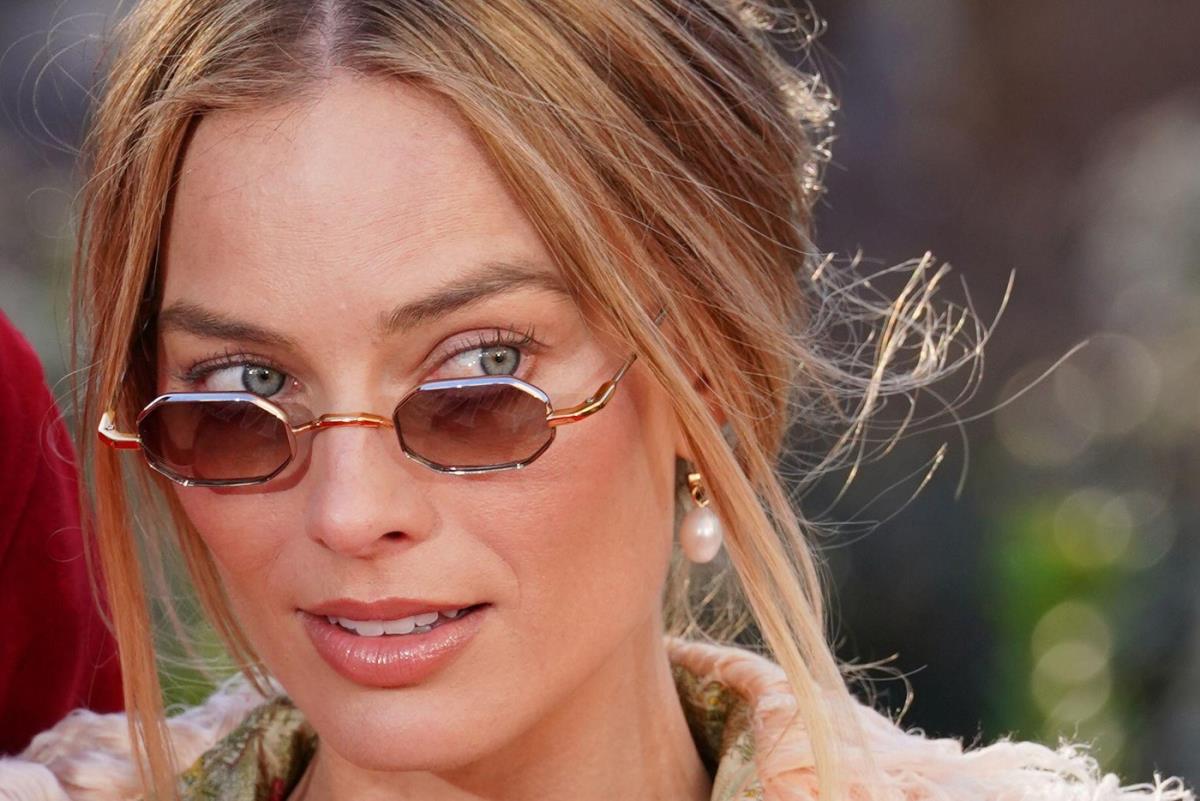 Margo Robi u arhivskom Dioru Džona Galijana na promociji filma u Londonu