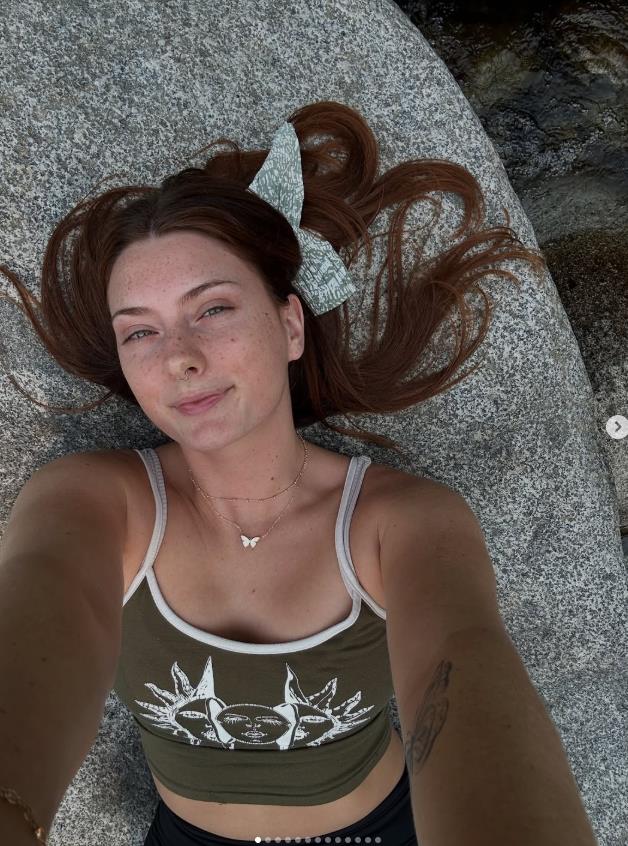 Flora de Jogi čita priče usamljenim muškarcima