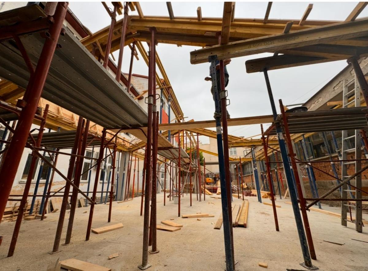 Gimnazija u Mladenovcu pre i posle (2).jpeg