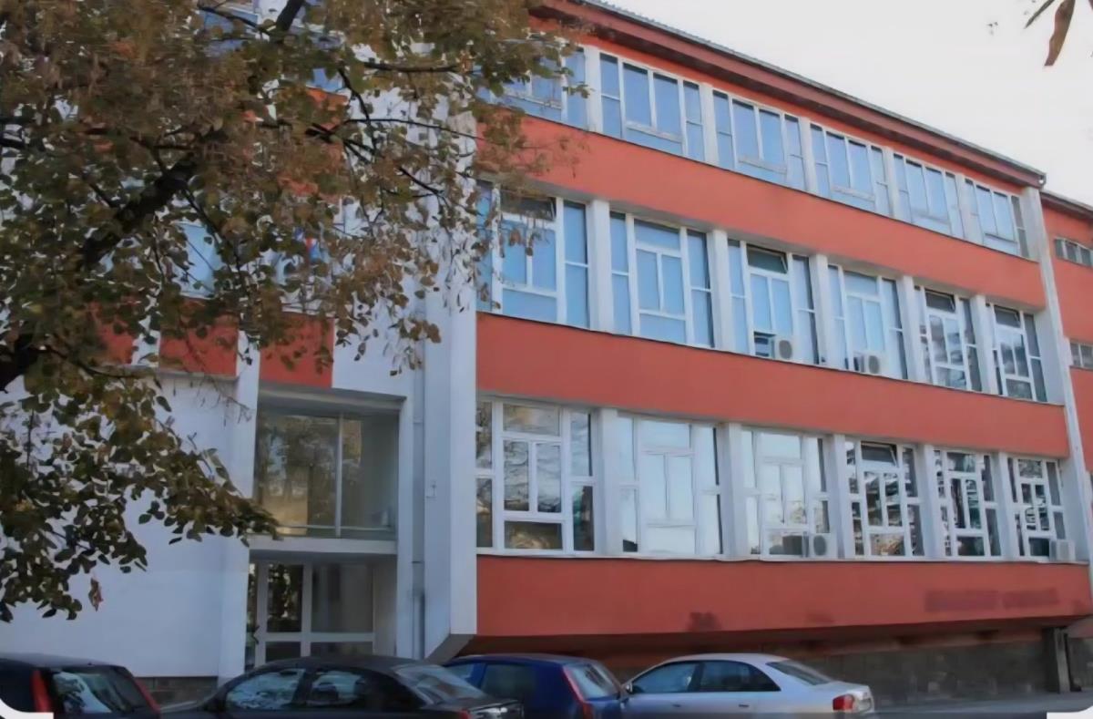 Gimnazija u Mladenovcu pre i posle (3).jpeg