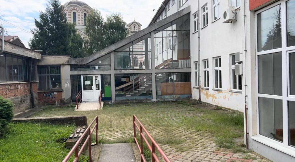 Gimnazija u Mladenovcu pre i posle (7).jpeg