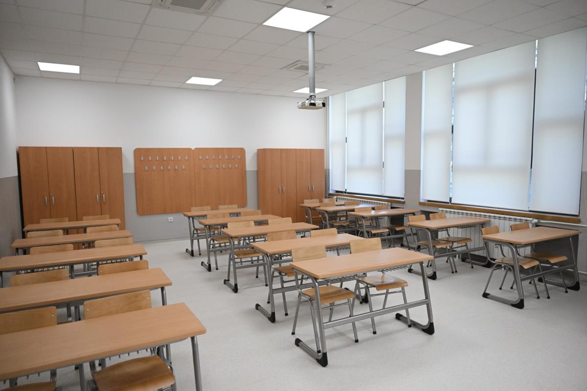 Gimnazija u Mladenovcu pre i posle (1).jpeg