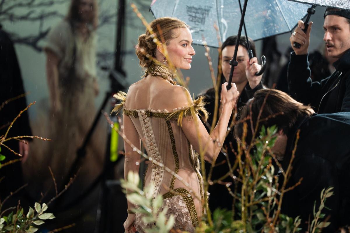 Margo Robi na londonskoj premijeri filma „Orkanski visovi“ u zelenoj korset haljini